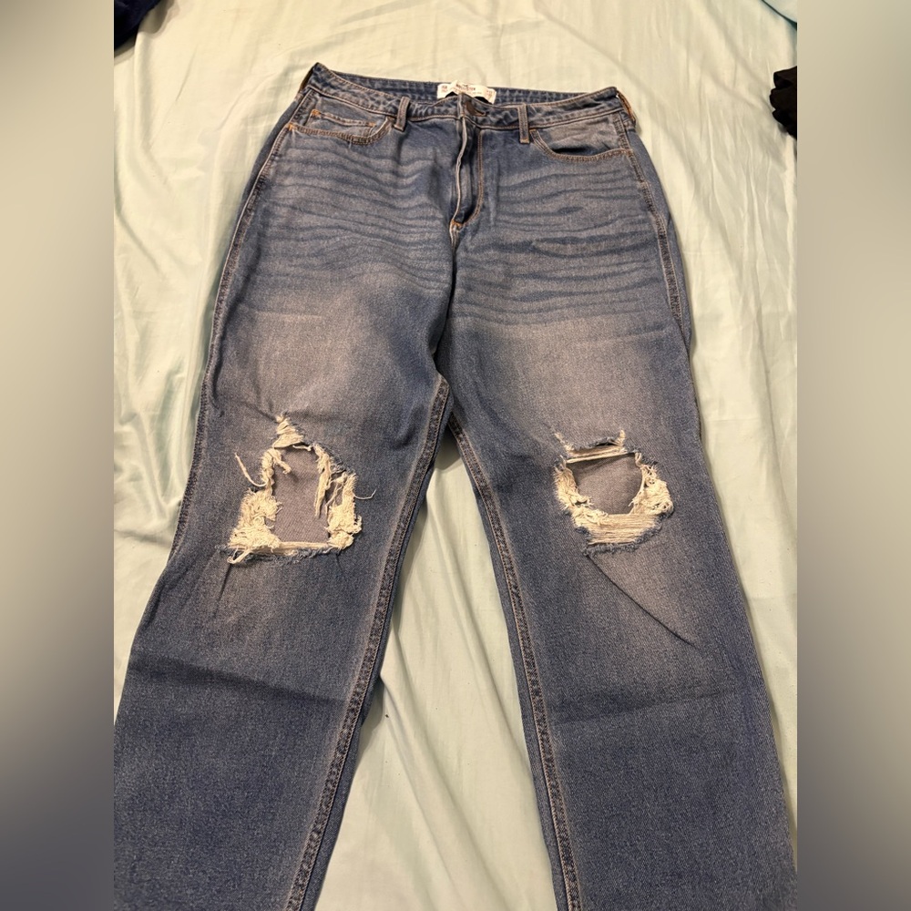 Hollister Curvy Ultra High-Rise Mom Jean
